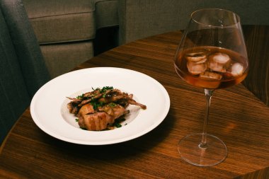 Üzümlü bıldırcın (Cailles aux raisins) kırmızı şarapla servis edilir..