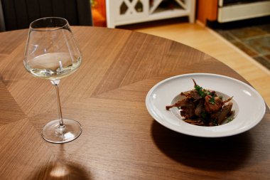 Üzümlü bıldırcın (Cailles aux raisins) beyaz şarapla servis edilir..