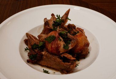 Üzümlü bıldırcın (Cailles aux raisins)