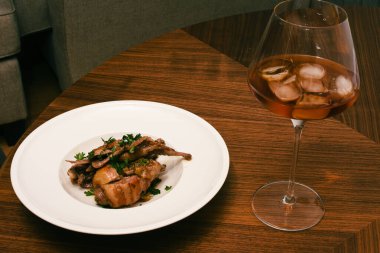 Üzümlü bıldırcın (Cailles aux raisins) kırmızı şarapla servis edilir..