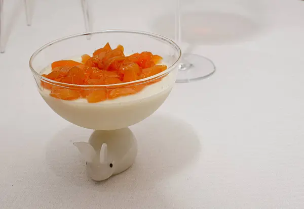 Panna Cotta şeftali kabıyla servis edilir..