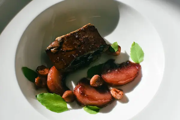 Şeftalili ve fındıklı kaz ciğeri.