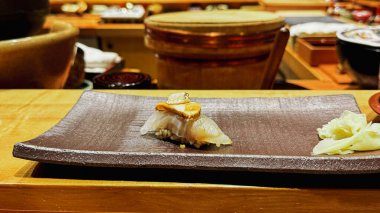 Ankimo (Keşiş Balık Karaciğeri) Nigiri Sushi, Ginger 'la servis edilir. Görüntü editoryal ya da ticari olarak kullanılabilir.