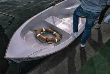 Nehirde heyecanlı bir tekne gezisinin önünde genç bir çift.