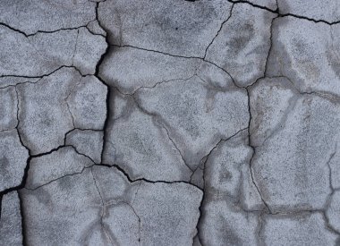 Eski çatlak alçı duvar, çatlak kaba afiş yüzeyi.