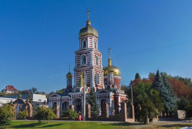 Kharkiv, Ukrayna, 09.16.2015. Panteleimon kilisesi, klasiğin parlak bir temsilcisidir. Üç altın kaplama kubbeyle taçlandırılmış. Binanın ön cephesi temsil ediliyor.