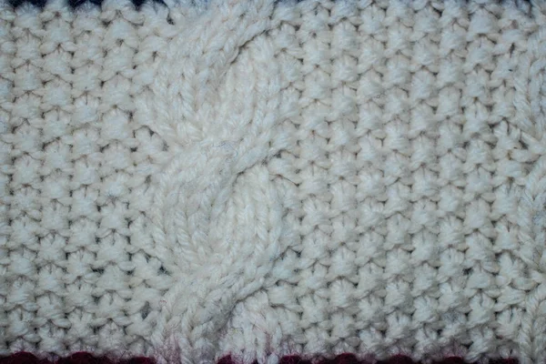 ニットのウールのセーターに飾りの断片 幾何学的形状線波 白い糸の編んだ模様 — ストック写真