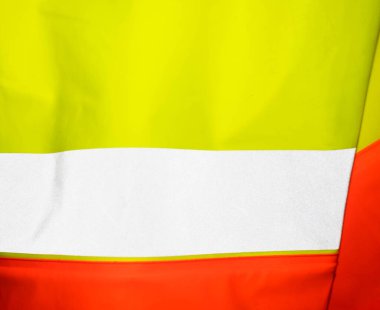 Yansıtıcı kumaş, yansıtıcı kumaştan yapılmış bir sonbahar ceketinin kolunun parçası parlak renkli parlak kumaş.