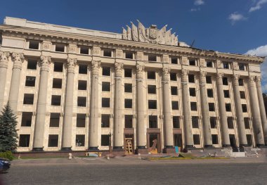 Kharkov, Ukrayna - 8 Haziran 2022: Şehir merkezine yapılan bir füze saldırısı sonucu yıkılan bina. Tarihi bina