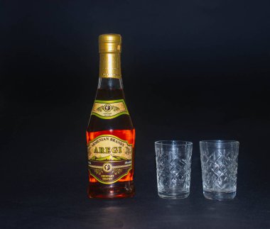 Kharkiv, Ukrayna, 16 Kasım 2024. AREGI Ermeni brendisi ve iki konyak bardağı