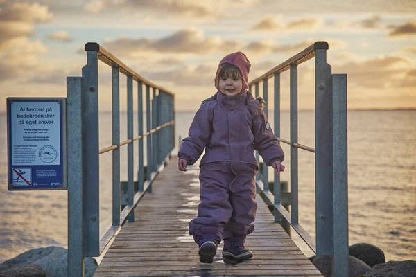 Adorable Niño Caminando Muelle Por Noche Dinamarca —  Fotos de Stock