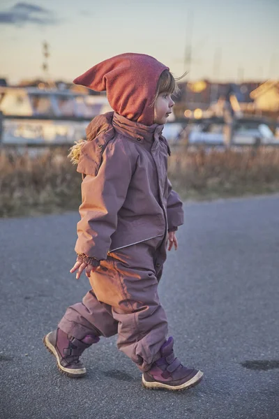 Adorable Niño Caminando Muelle Por Noche Dinamarca —  Fotos de Stock