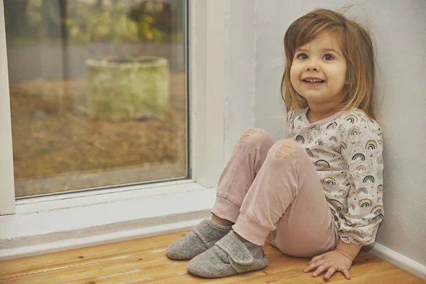 Urocze Szczęśliwe Dziecko Majtkach Siedzące Przy Oknie — Zdjęcie stockowe