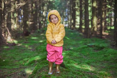 Danimarka 'da ormandaki güzel çocuk.