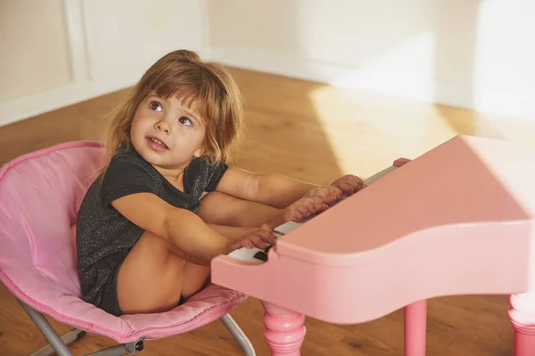 Piękne Dziecko Bawić Się Grać Pianinie Rąk Stóp — Zdjęcie stockowe