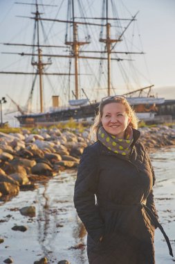 Danimarka 'da deniz kıyısında yürüyen bir kadın.