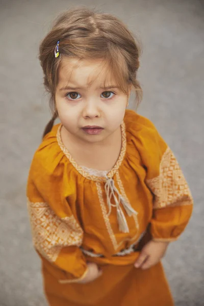 Λυπηρό Χαριτωμένο Παιδί Στην Ουκρανική Κεντημένο Φόρεμα — Φωτογραφία Αρχείου