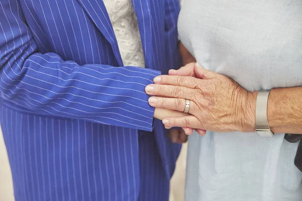Starsza Kobieta Delikatnie Chwyta Rękę Młodego Zbliżenie — Zdjęcie stockowe