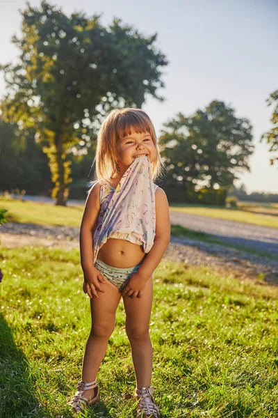 Αξιολάτρευτο Παιδί Που Παίζει Στο Ζεστό Καλοκαίρι Στον Κήπο Στη Φωτογραφία Αρχείου