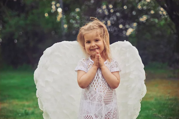 Миле Дитя Одягнене Ангел Вечірньому Лісі Данії — стокове фото