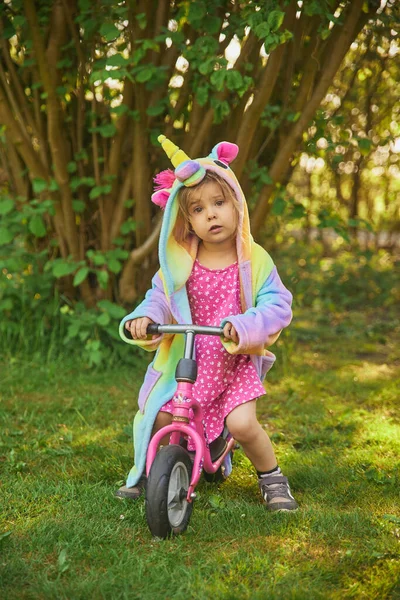 Urocze Dziecko Jeżdżące Rowerze Ogrodzie — Zdjęcie stockowe