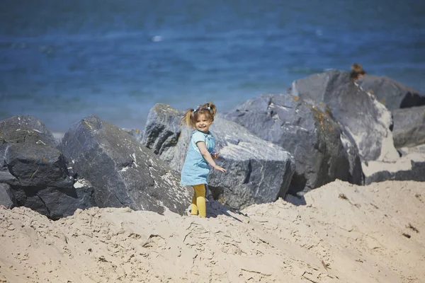Γοητευτικό Παιδί Περπατά Στην Παραλία Της Δανίας — Φωτογραφία Αρχείου
