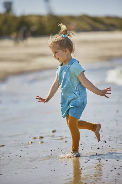 Urocze Dziecko Bawiące Się Plaży Danii — Zdjęcie stockowe
