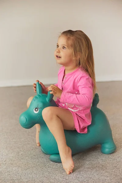 Urocze Dziecko Zabawkowym Koniu Domu Danii — Zdjęcie stockowe