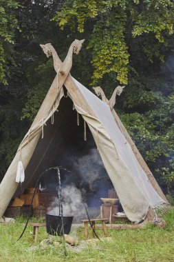 Danimarka 'daki Viking Festivali' nde ateşli Viking çadırı.