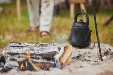 Danimarka 'daki Viking Festivali' nde çaydanlık yanıyor..