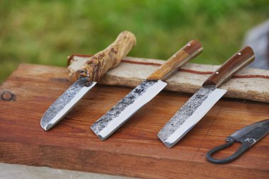 Danimarka 'daki Viking festivalinde kendi kendine yapılmış bıçaklar..