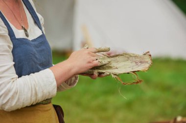 Kadın Viking festivalinde kil fırın yapıyor..