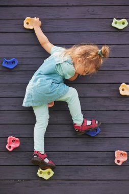 Çekici çocuk Danimarka 'da duvarlara tırmanıyor..