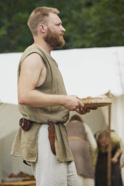 Hojbjerg, Danimarka, 29 Temmuz 2023: Viking festivalinde adam yemek pişiriyor.