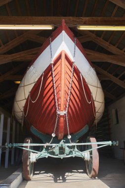 Danimarka 'da seyyar bir platformdaki eski ahşap gemi..