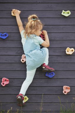 Çekici çocuk Danimarka 'da duvarlara tırmanıyor..