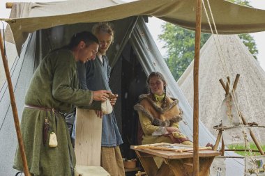 Hojbjerg, Danimarka, 29 Temmuz 2023: Kabile Viking Festivali 'nde bir çadırda dikiş işini tartıştı