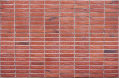 Anma töreni. Danimarka 'daki eski gemilerin isimlerinin olduğu tuğla duvar..