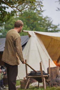 Demirci Danimarka 'daki Viking festivalinde ateşi ısıtıyor..