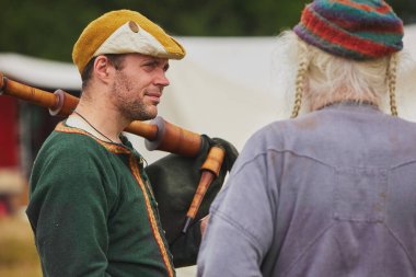 Hojbjerg, Danimarka, 29 Temmuz 2023: Viking Festivali 'nde eski kostümlü adamlar.