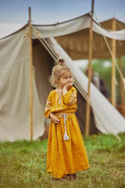 Danimarka 'daki Viking Festivali' nde nakışlı elbiseler giyen sevimli çocuk..
