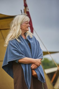 Hojbjerg, Danimarka, 29 Temmuz 2023: Viking Festivali 'nde olgun bir kadın.