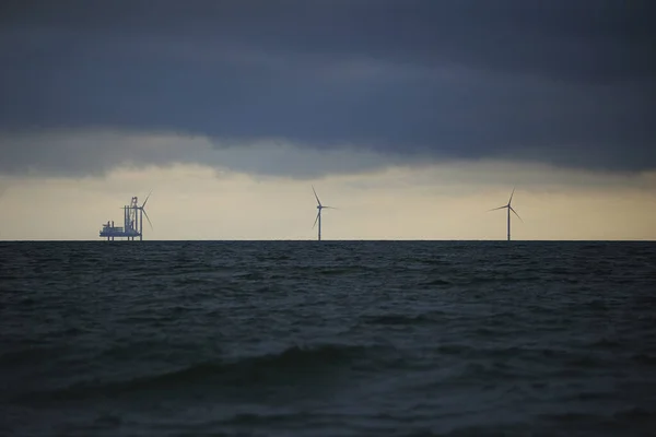 Stacja Instalacji Generatora Wiatru Morzu Wieczór Danii — Zdjęcie stockowe