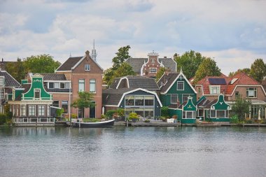 Hollanda 'nın akşam kenti Zaanstad. Toprak döşeme.