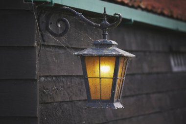 Hollanda 'da akşam vakti klasik sokak lambası.