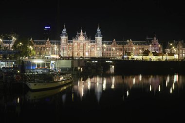 Amsterdam, Hollanda, 30 Ağustos 2023: Geceleri Majestic Amsterdam. Yaz şehri manzarası. Panorama.