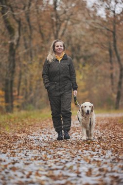 Danimarka 'da ormanda yürüyen büyüleyici bir kadın..