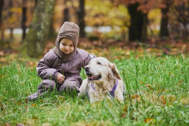 Danimarka 'da ormanda yürüyen sevimli çocuk ve köpek.. 