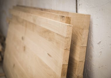 Oak ahşap paneller hangi masalardan yapılacaktır. Ön plana odaklan.