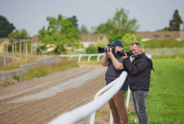 Odense, Danimarka, 31 Mayıs 2024: At yarışı yarışlarında fotoğrafçılar
